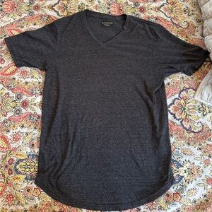 Excellent condition men’s medium charcoal gray Goodlife everyday v neck T